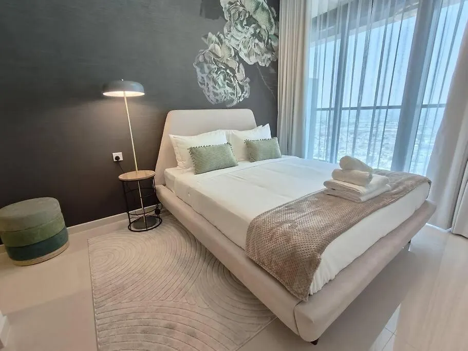 Upgraded Downtown Dubai 2 Bd Apartment
