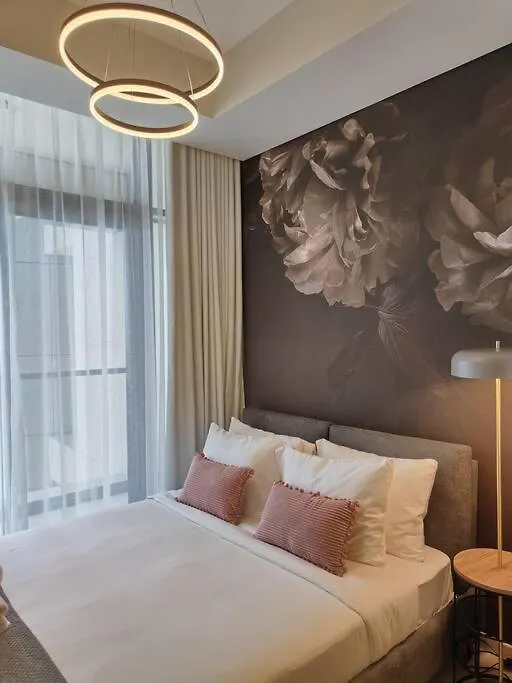 Upgraded Downtown Dubai 2 Bd Apartment 0*,